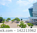 藍天下的港未來港口公園廣場及橫濱灣大橋景色（留白） 142213962