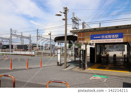 Exterior view of Keisei Makuhari Station and the rotary in front of the station Exterior view of Keisei Makuhari Station and the rotary in front of the station 142214211