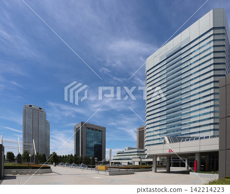 商業區步行平台上的一個廣場 商業區步行平台上的一個廣場 142214223
