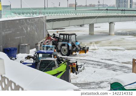 Heavy machinery standby. Preparation for icy river operation Heavy machinery standby. Preparation for icy river operation 142214332