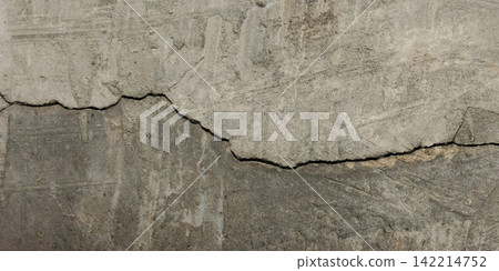 Cracked concrete and plaster layers 142214752