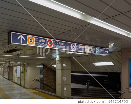 Route guide and underground passages for the massive underground station where five Tokyo Metro lines converge. Route guide and underground passages for the massive underground station where five Tokyo Metro lines converge. 142214793