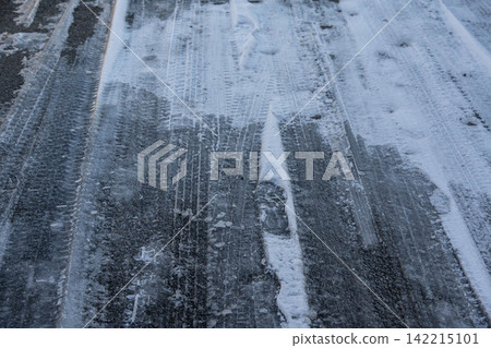 危險的瀝青路面被冰雪覆蓋 危險的瀝青路面被冰雪覆蓋 142215101