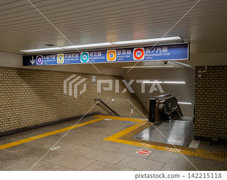 Route guide for the massive underground station where five Tokyo Metro lines converge. Route guide for the massive underground station where five Tokyo Metro lines converge. 142215118
