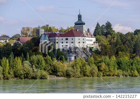 palace Persenbeug above the river Danube palace Persenbeug above the river Danube 142215227