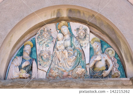 Virgin Mary with baby Jesus and Saints on the portal of the Saint Joseph church in Lucca, Italy Virgin Mary with baby Jesus and Saints on the portal of the Saint Joseph church in Lucca, Italy 142215262