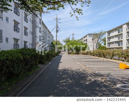 Apartment buildings and a quiet residential area under a blue sky Apartment buildings and a quiet residential area under a blue sky 142215445