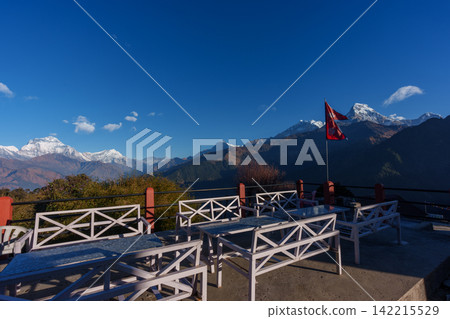 尼泊爾布恩山健行:清晨從戈雷帕尼眺望喜馬拉雅山脈和山景。 尼泊爾布恩山健行:清晨從戈雷帕尼眺望喜馬拉雅山脈和山景。 142215529