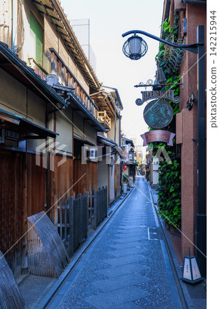 Pontocho, Kyoto's geisha district (Nakagyo Ward, Kyoto City, Kyoto Prefecture) Pontocho, Kyoto's geisha district (Nakagyo Ward, Kyoto City, Kyoto Prefecture) 142215944