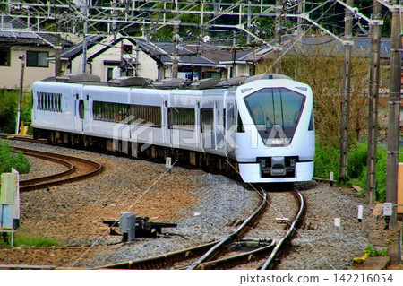 超豪華特快列車「Spacia X」N100系列正在駛入新鹿沼站。 超豪華特快列車「Spacia X」N100系列正在駛入新鹿沼站。 142216054