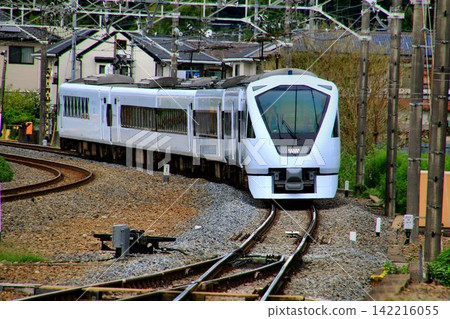 超豪華特快列車「Spacia X」N100系列正在駛入新鹿沼站。 超豪華特快列車「Spacia X」N100系列正在駛入新鹿沼站。 142216055