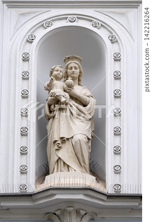 Virgin Mary with baby Jesus, statue on the house facade in Graz, Styria, Austria Virgin Mary with baby Jesus, statue on the house facade in Graz, Styria, Austria 142216264