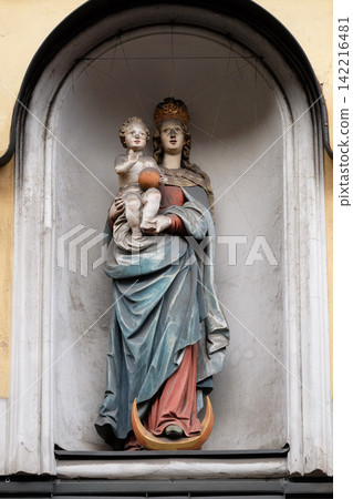 Virgin Mary with baby Jesus, statue on the house facade in Graz, Styria, Austria 142216481