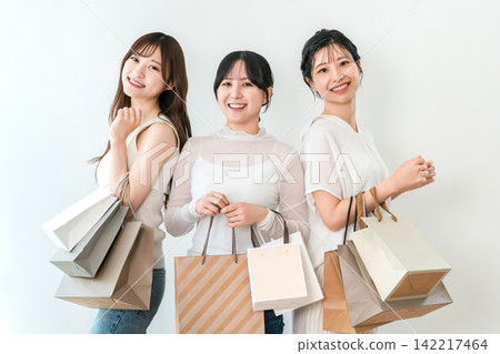 年輕的亞洲女性享有購物(購物、促銷、折扣) 年輕的亞洲女性享有購物(購物、促銷、折扣) 142217464