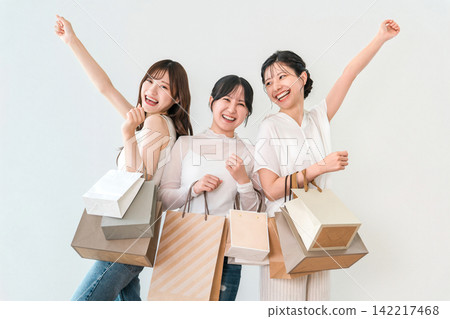 年輕的亞洲女性享有購物(購物、促銷、折扣) 年輕的亞洲女性享有購物(購物、促銷、折扣) 142217468