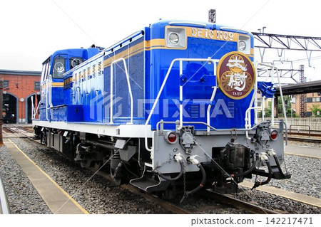 In the locomotive depot with a fan-shaped locomotive... Hokutosei-colored "DE10" ~ DL Taiki In the locomotive depot with a fan-shaped locomotive... Hokutosei-colored "DE10" ~ DL Taiki 142217471