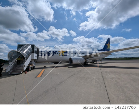 天馬航空的飛機停在茨城機場的停機坪上,旅客正在下飛機( 天馬航空的飛機停在茨城機場的停機坪上,旅客正在下飛機( 142217700