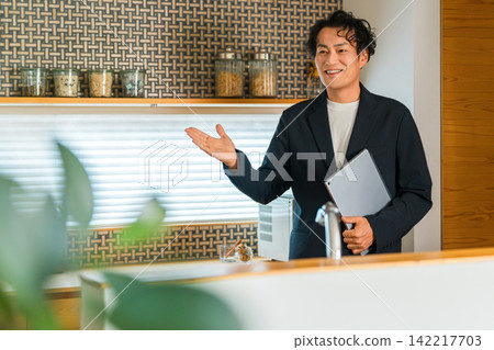 房屋建築商的顧問/規劃師，在樣品屋和樣品屋周圍展示 142217703