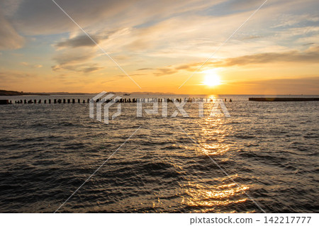 Sunrise and morning glow on the coast 142217777