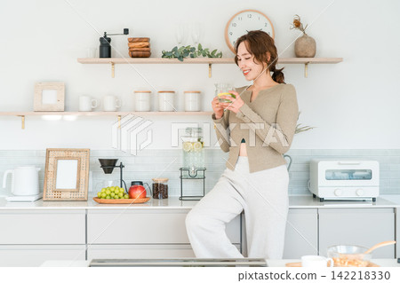 女人在廚房檯面上喝排毒水 142218330