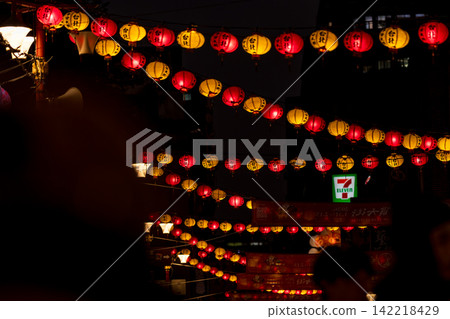 迪化街古街上的繽紛新年燈籠 迪化街古街上的繽紛新年燈籠 142218429