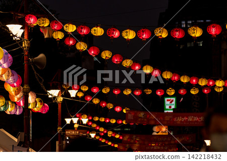 迪化街古街上的繽紛新年燈籠 迪化街古街上的繽紛新年燈籠 142218432