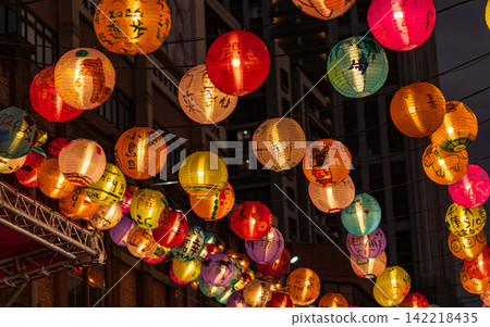迪化街古街上的繽紛新年燈籠 迪化街古街上的繽紛新年燈籠 142218435