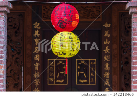 迪化街古街上的繽紛新年燈籠 迪化街古街上的繽紛新年燈籠 142218466