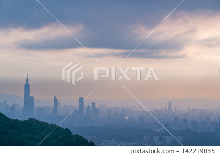 Taipei City Skyline and Taipei 101 from Mount Datian in New Taipei 142219035