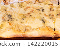 Roman pizza 4 cheeses (four cheeses) close-up 142220015