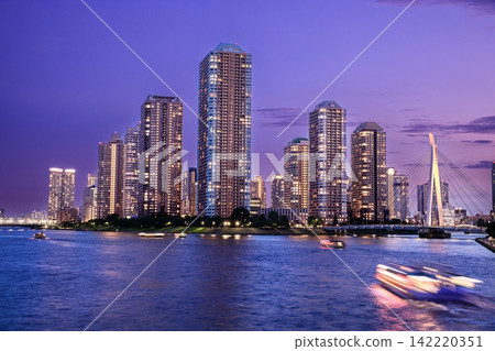 從東京永泰橋眺望佃島上的高塔式公寓大樓的夜景。 從東京永泰橋眺望佃島上的高塔式公寓大樓的夜景。 142220351