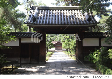 夏季的三溪園：神奈川縣橫濱市天皇門、藥井門、臨春閣 142221034