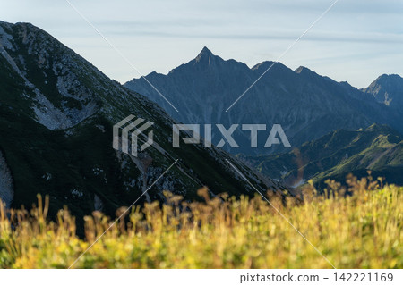 從北阿爾卑斯山的蒼穹岳眺望清晨的陽光和槍岳。 從北阿爾卑斯山的蒼穹岳眺望清晨的陽光和槍岳。 142221169