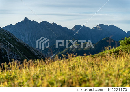 從北阿爾卑斯山脈的蒼風岳上眺望槍岳和穗高山脈的晨景 從北阿爾卑斯山脈的蒼風岳上眺望槍岳和穗高山脈的晨景 142221170