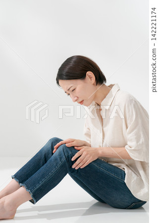 觸摸膝蓋的女人 觸摸膝蓋的女人 142221174