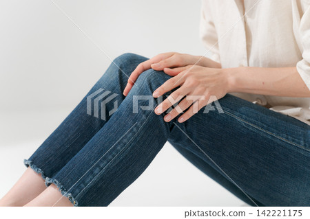 觸摸膝蓋的女人 觸摸膝蓋的女人 142221175