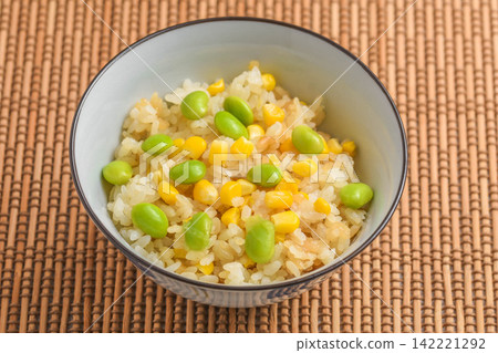 玉米和毛豆飯 玉米和毛豆飯 142221292