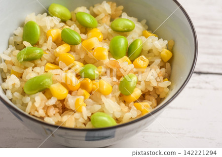 玉米和毛豆飯 玉米和毛豆飯 142221294