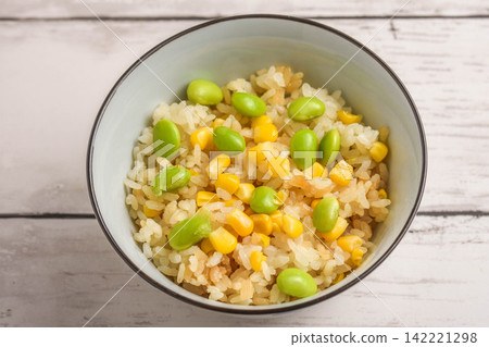 玉米和毛豆飯 玉米和毛豆飯 142221298