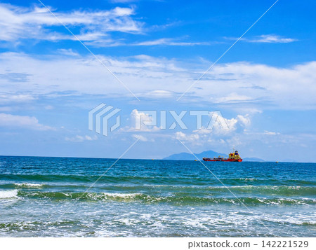 越南峴港的海景,藍天碧海間漂浮著船隻。 越南峴港的海景,藍天碧海間漂浮著船隻。 142221529