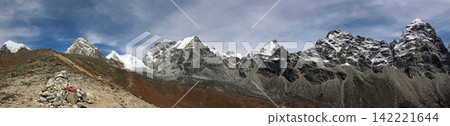 卓拉山口附近山脊的全景照片。 卓拉山口附近山脊的全景照片。 142221644