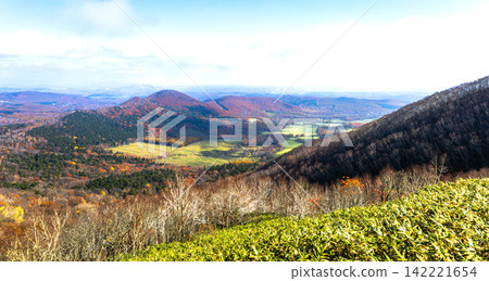 The Tokachi Plain as seen from the Karikachi Pass Observatory in Hokkaido, under a refreshing autumn blue sky. The Tokachi Plain as seen from the Karikachi Pass Observatory in Hokkaido, under a refreshing autumn blue sky. 142221654
