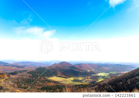The Tokachi Plain as seen from the Karikachi Pass Observatory in Hokkaido, under a refreshing autumn blue sky. The Tokachi Plain as seen from the Karikachi Pass Observatory in Hokkaido, under a refreshing autumn blue sky. 142221661