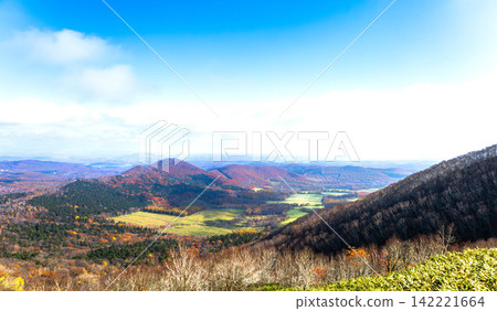 The Tokachi Plain as seen from the Karikachi Pass Observatory in Hokkaido, under a refreshing autumn blue sky. The Tokachi Plain as seen from the Karikachi Pass Observatory in Hokkaido, under a refreshing autumn blue sky. 142221664