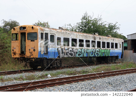 Discarded Japanese-made train cars (Kiha 58) 142222040