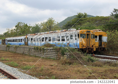 Discarded Japanese-made train cars (Kiha 58) 142222041
