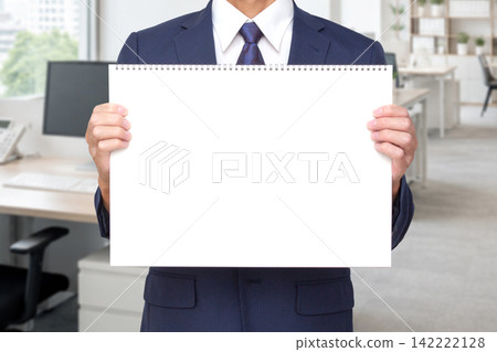 留白（在辦公室裡，一位身穿西裝的男士手持A3素描本） 142222128