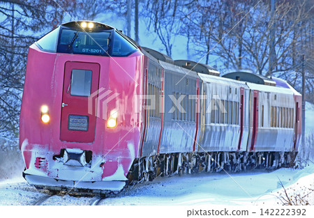 JR北海道特快列車「鄂霍次剋星號」使用濱名津列車組。 JR北海道特快列車「鄂霍次剋星號」使用濱名津列車組。 142222392
