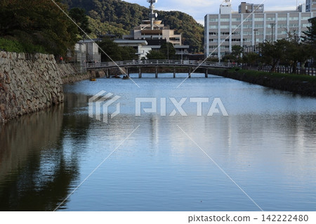 黃昏時分，鳥取城遺址的護城河景色盡收眼底。 142222480