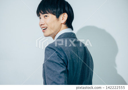 穿著西裝的男人 142222555